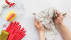 Come lavare gli strofinacci da cucina in un sacchetto: un trucco semplice e molto utile