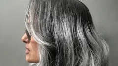 Colorazione dopo i 70 anni: i segreti delle tonalità che non invecchiano ma rinfrescano il viso