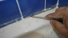 Le fughe delle piastrelle torneranno bianchissime in 30 minuti: metodo rapido per sbiancarle