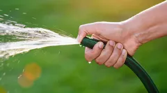 Come aumentare la pressione del tubo da giardino senza chiamare l’idraulico: soluzioni semplici