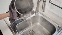 Non versare mai acqua bollente nel lavandino: un idraulico spiega le conseguenze