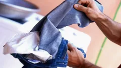 Perché lavare i vestiti al rovescio e quando non farlo: dettagli importanti