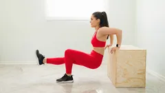 Pancia piatta senza palestra: 2 movimenti sulla sedia che attivano il core