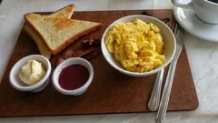 Il segreto delle uova al tegamino perfette: gli chef svelano quando salarle